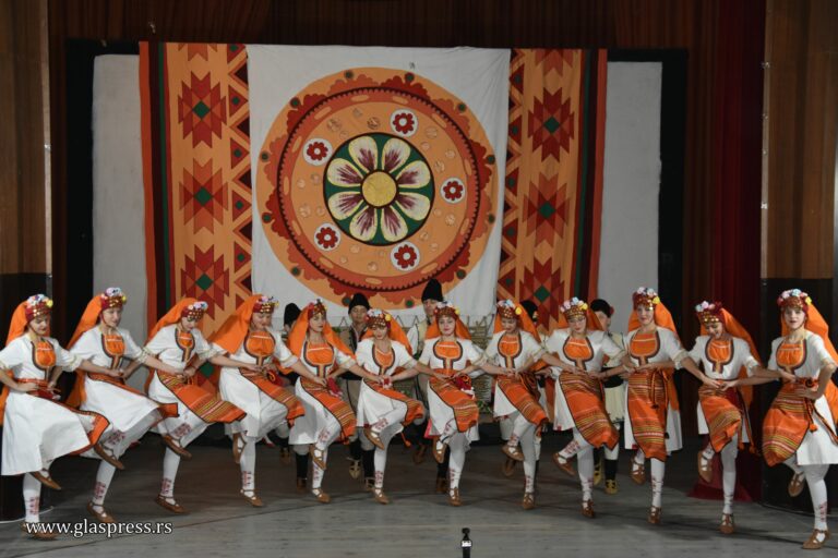 Фолклорен Ансамбъл „Родолюбие“ от Кюстендил зарадва босилеградчани с музикален спектакъл в навечерието на Коледните и новогодишни празници