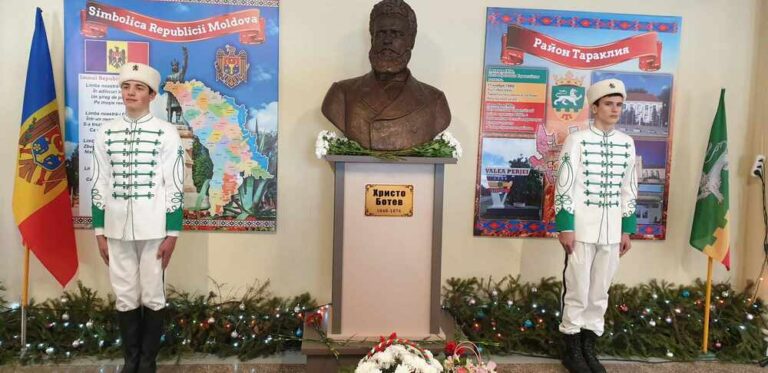 Българският консул в Тараклия откри паметник на Ботев в село Валя Пержей