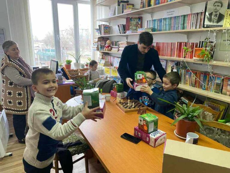 Малките посетители на библиотеката в Тараклия получиха новогодишни подаръци