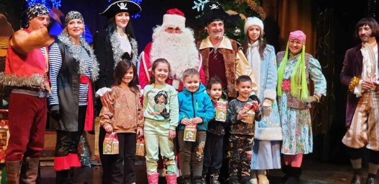 Премиера на спектакъла „Пиратите спасяват Новата година“ представи театърът на бесарабските българи „Смешен Петък“ в Тараклия