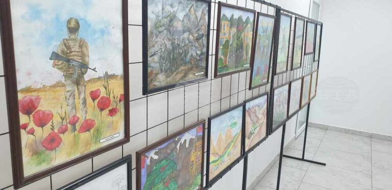 Изложба с детски рисунки „Афганистан – незараснала рана“ подредиха в Тараклия