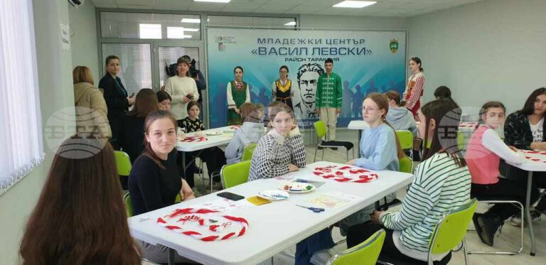 Амулети за здраве, радост и успех изработиха в младежкия център „Васил Левски“ в Тараклия