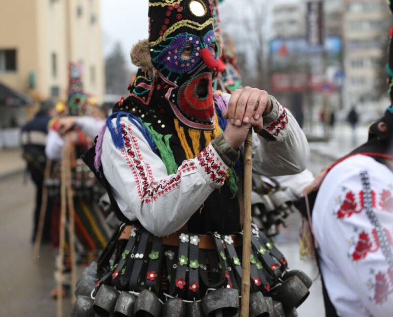 Маскараден фестивал „Джамала“ идва за първи път в Кюстендил – пищен и огласян от звън на чанове