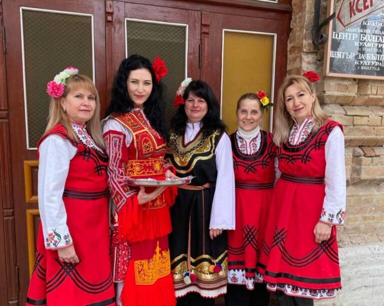 Сътрудниците на Болградския български културен център закичват болградчани с мартеници