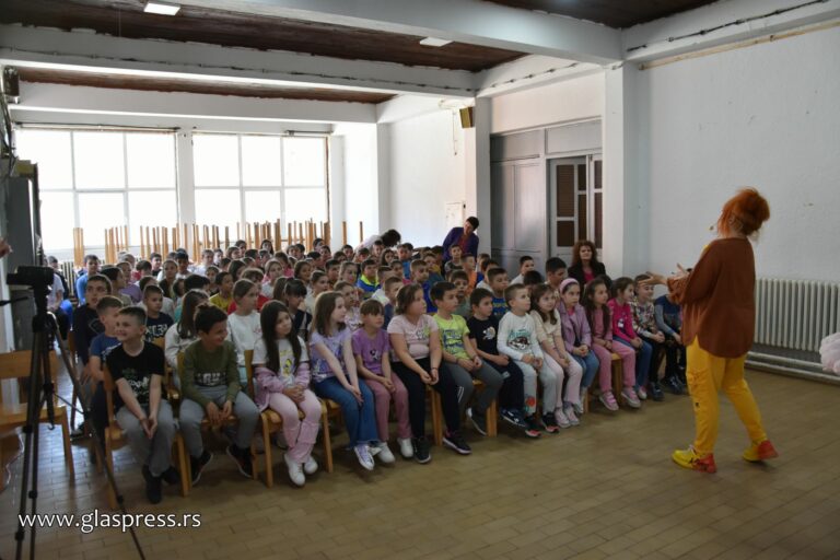 Театрален екоурок „Приключенията на слончето Слай“ се проведе в Босилеград (видео)