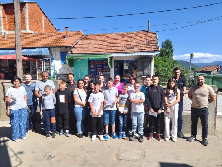 Преставители на Фондация „Македония” раздадоха десет стипендии на ученици от Босилеград