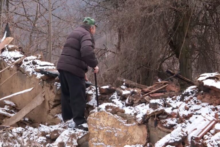 Kao i na Kopaoniku, i u planinskom selu Gložje izgorelo 16 kuća i štala: „Sad samo mogu da gledam i da plačem“