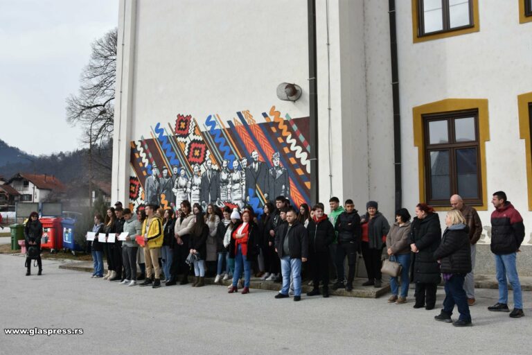 Учители, ученици и граждани на Босилеград се включиха в общите масови протести в Сърбия (Видео)