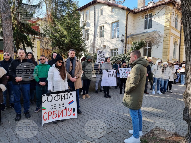 Граждани на Сърбия запазиха мълчание в памет на жертвите от Нови Сад пред сръбското посолство в София