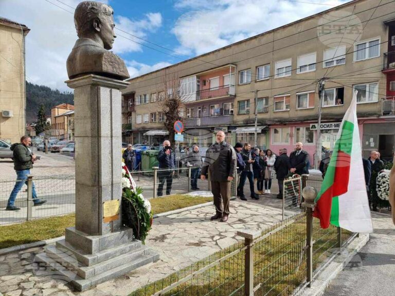 В Босилеград бяха отбелязани 152 години от безсмъртието на Левски и 20 години от откриването на неговия паметник в града