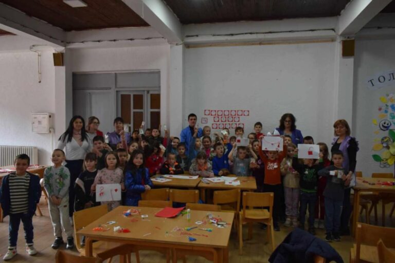 Учениците в Босилеград празнуваха Баба Марта