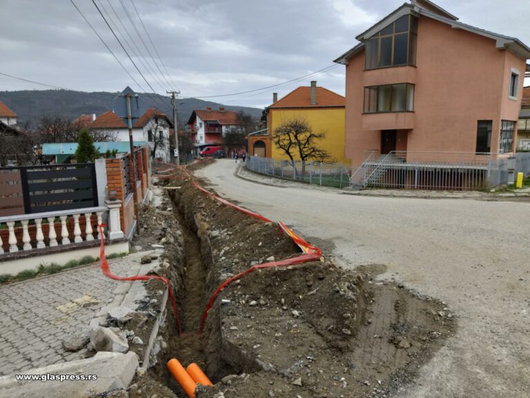 Подмяна на електрозахранващ кабел е причината за изкопите по босилеградските улици