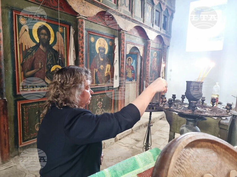 Наталия Киселова запали свещ в църквата „Св. Троица“ в босилеградското село Извор