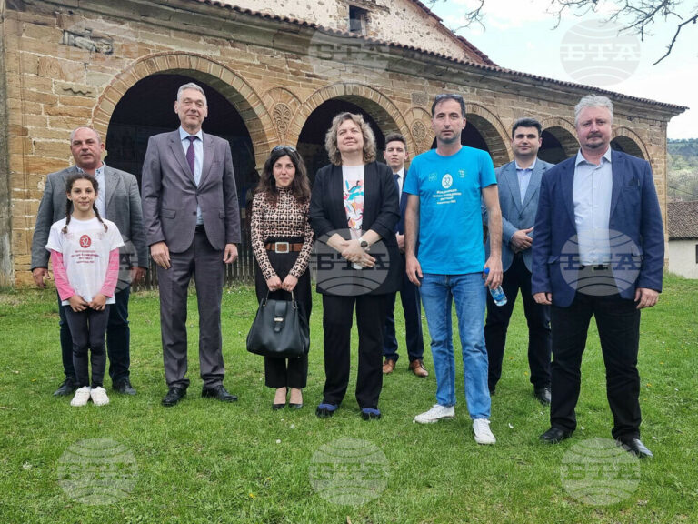 Наталия Киселова запали свещ в църквата „Св. Троица“ в босилеградското село Извор