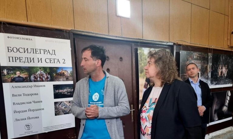 Киселова награди победителите на Международния детски великденски фестивал в Босилеград