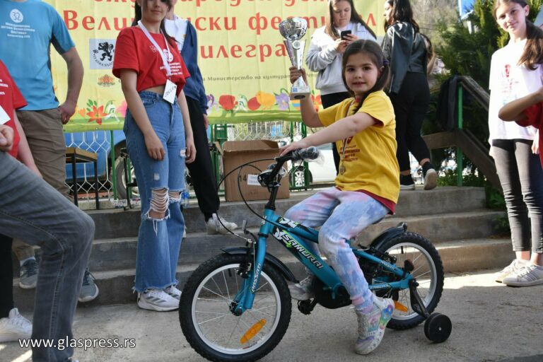 Анастасия Илич спечели състезанието по чупене на великденски яйца за най-малките на Великденския фестивал в Босилеград (Видео)