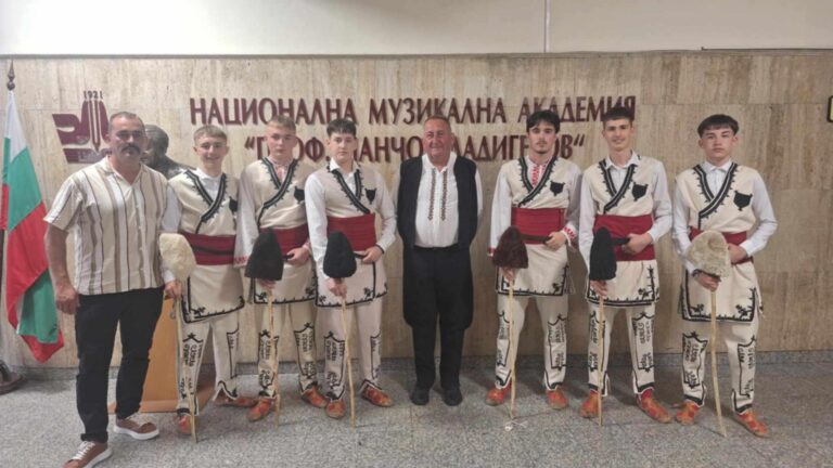 Босилеградски танцьори на сцената на Националната музикална академия „Панчо Владигеров”
