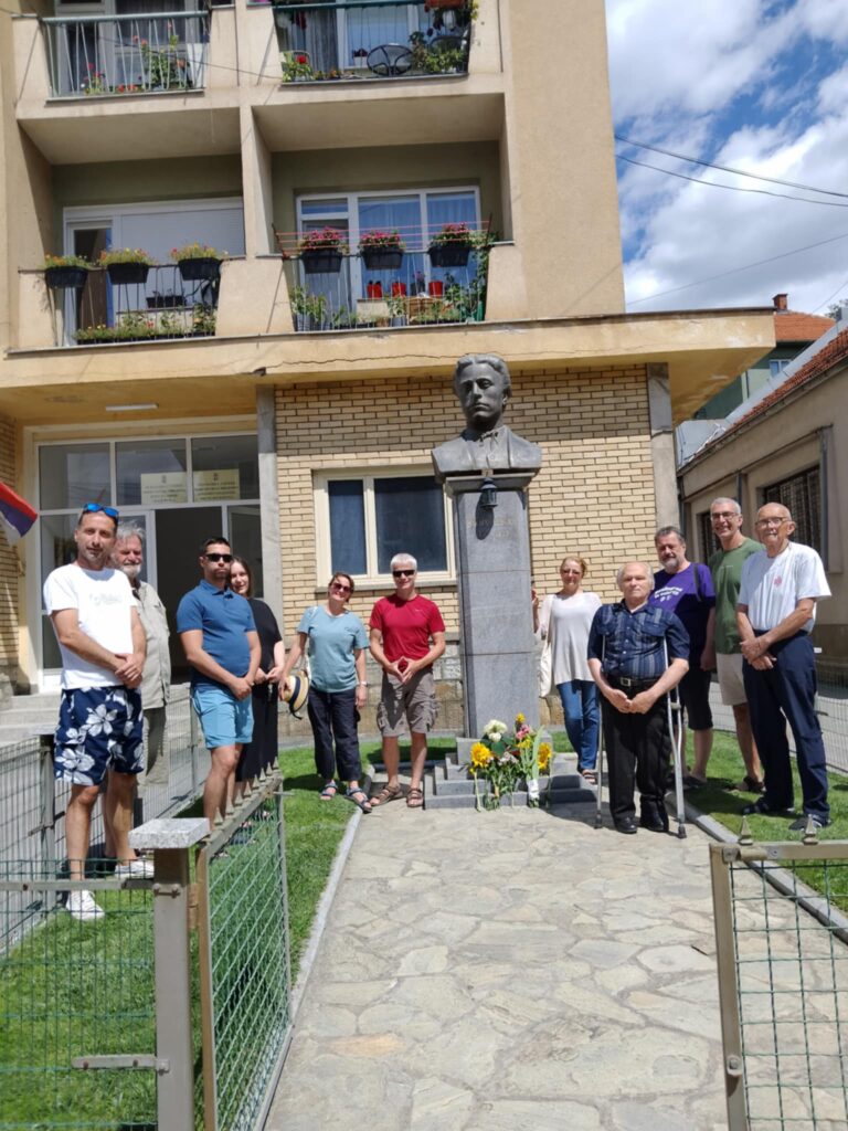 Босилеградчани се поклониха и положиха цветя пред паметника на Васил Левски в града