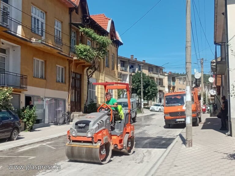Поправки по асфалтовата настилкаиз Босилеградските улици
