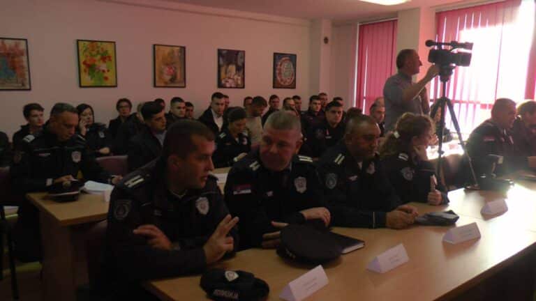 Вместо кампании за български език, кампании за полицаи!?