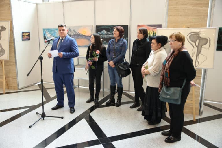 Творби на българи от Западните покрайнини представя изложбата „Културни пътеки“, която беше открита в Народното събрание