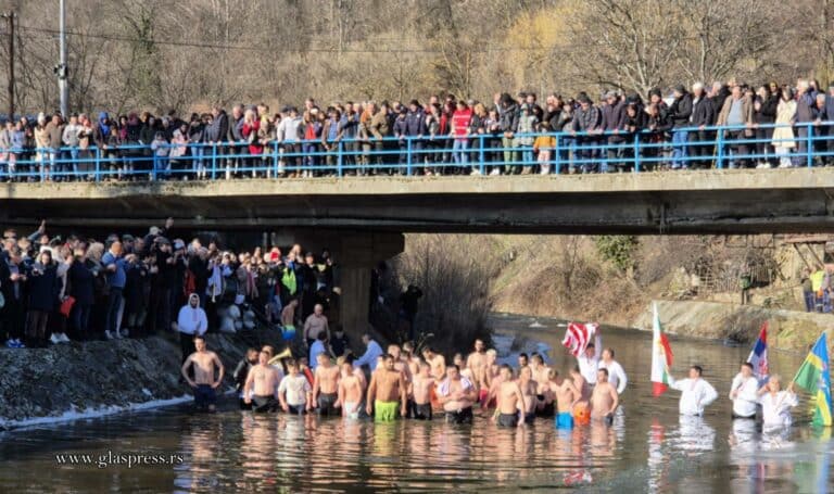 Богоявление в Босилеградския край: Игор Василов извади Честния кръст от река Драговищица (Видео)