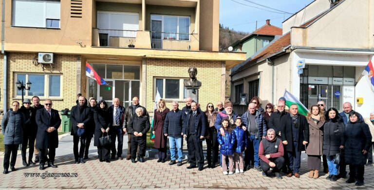 Босилеградчани се поклониха и положиха цветя пред паметника на Васил Левски