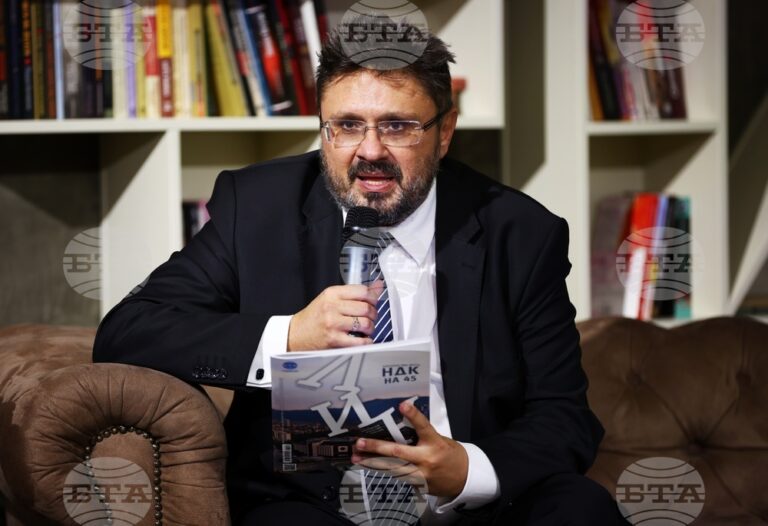 С отбелязването на годишнини на културни институции припомняме примера на предците ни, влагали толкова много в духа на България, каза Кирил Вълчев