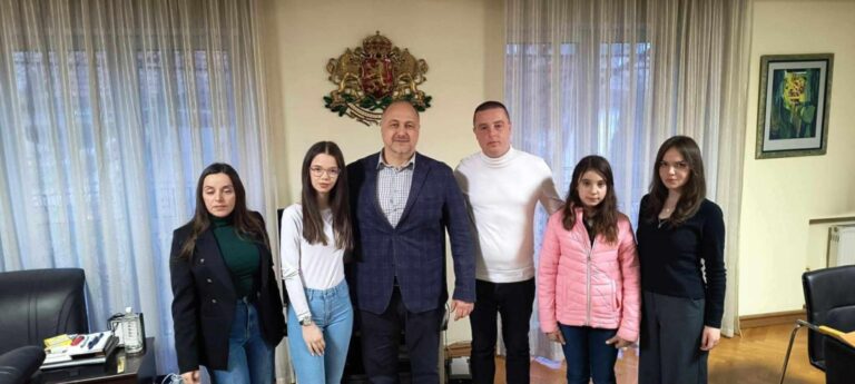 Наградени ученици от Босилеград на церемония в Генералното консулство на Република България в Ниш