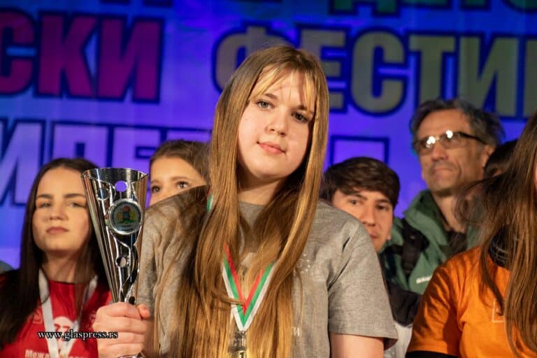 Настя Могълдя спечели състезанието за най-здраво яйце на Великденския фестивал в Босилеград (видео)