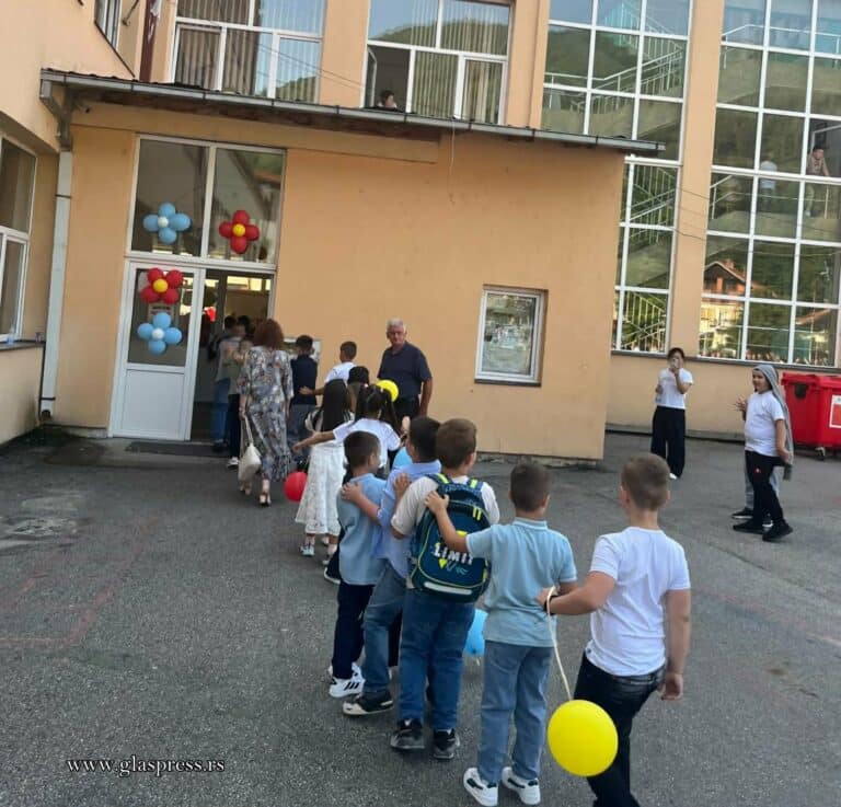 Първият звънец отново събра ученици, учители и родители в Босилеград