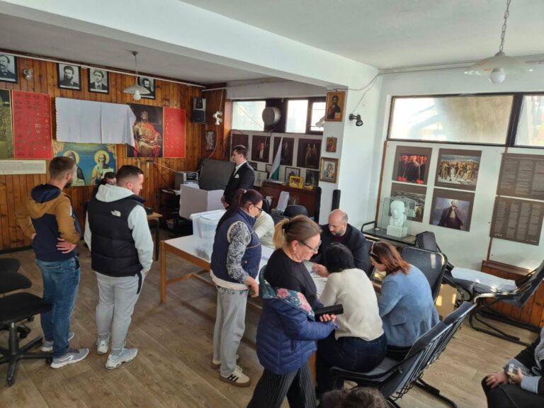 Изборният ден в Босилеград протича спокойно, гласувалите до 14 часа за президент и вицепрезидент  са към 200