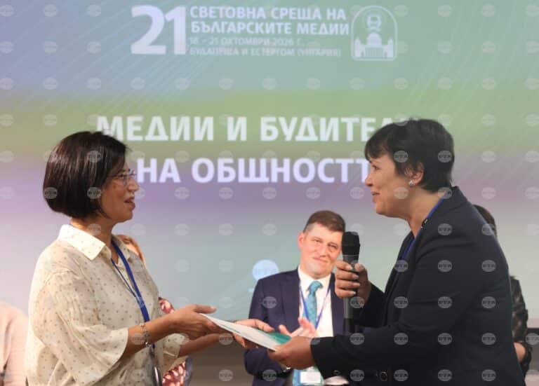 Връчване на наградата на НДФ „13 века България“ на вестник „Български вести“ в Будапеща